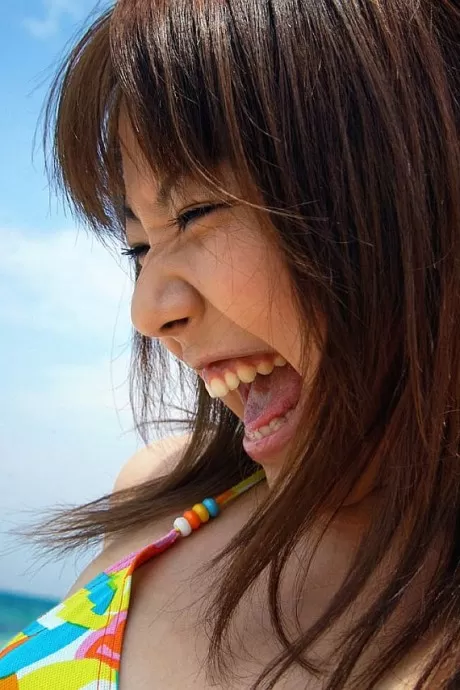 Японская молоденькая Чикахо Ито позирует обнаженной на пляже 10