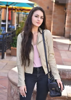 Фотомодель Джолин Хексс демонстрирует свое обнаженное тело в тюремном автобусе