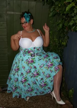 Толстая блондинка Бет Беннетт раздвигает свою киску в нейлоновых чулках на заднем сиденье и подвязках