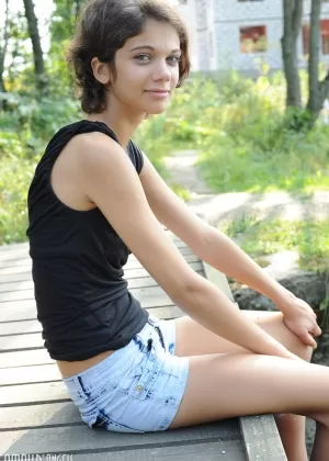 Симпатичная темноволосая Тина снимает свое черное платье у пруда, чтобы показать крошечные сиськи