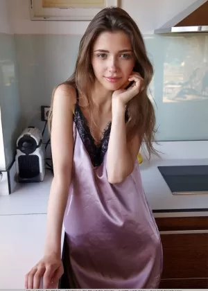 Стройная молоденькая Мила Азул раскрывает красивые сиськи, прежде чем показать свою аппетитную киску