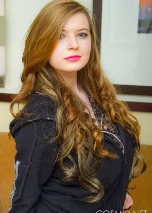 Блондинка любительница Сабина Лег развязывает свои большие натуральные сиськи, прежде чем поиграться со своей пиздой