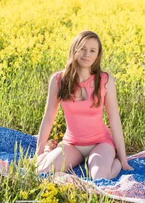 Симпатичный подросток в одно мгновение переходит от ловли бабочек к мастурбации