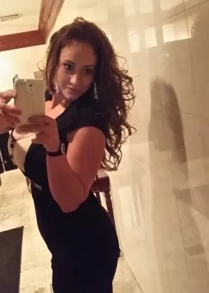 Милф порнозвезда Ева Нотти делает голые селфи во время тусовки дома