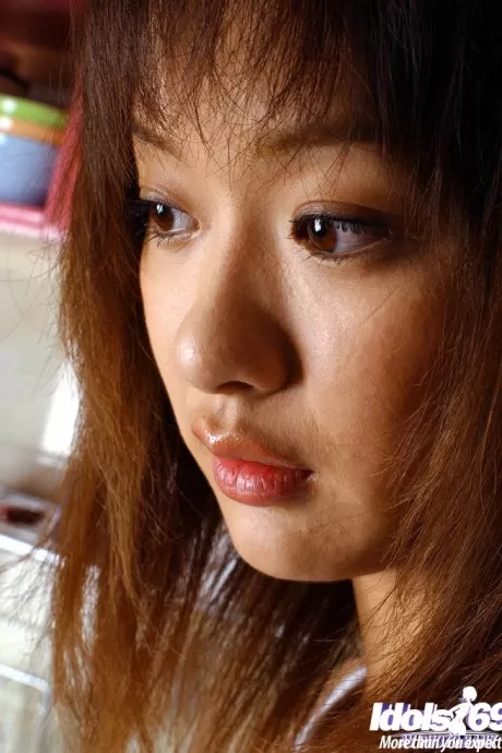 Симпатичная любительская азиатская красотка обнажает свои сиськи и опускает трусики