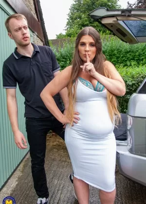 Возбужденная блондинка Мидж Мэр соблазняет своего сводного брата в халате и нижнем белье