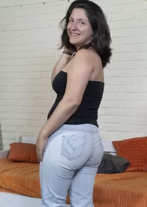 Любительница с избыточным весом Эмма облизывает губы после того, как полностью раздевается