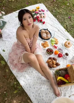 Симпатичная азиатка Наташа снимает свое нижнее белье в общественном месте