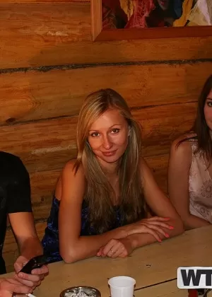 Студентки колледжа участвуют в групповом сексе во время инициации