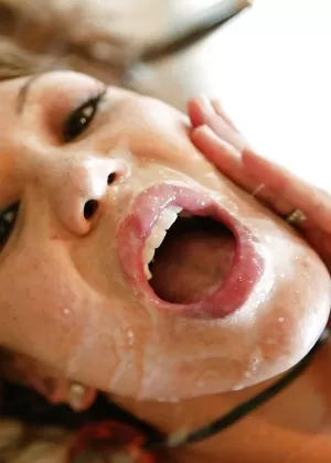 Грудастая молоденькая накачивает свою киску перед сексом с мужчиной постарше