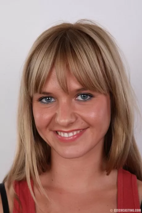 Симпатичная блондинка Катька полностью раздевается перед крупным планом своей лысой киски