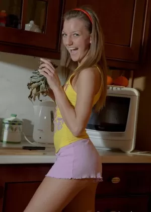 Зрелая мама Кэрри Романо занимается спортом, пока ее большие сиськи не привлекают тренера