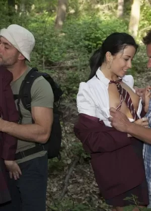 Пухленькая азиатка Май Ли показывает свои большие сиськи, прежде чем дрочить свою киску пальцами