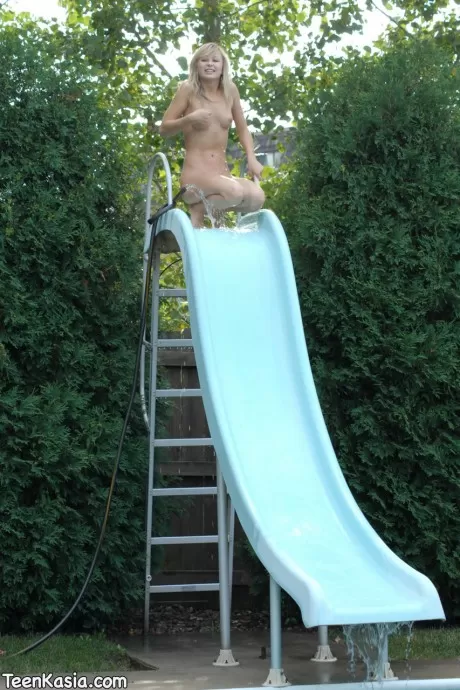 Молоденькая блондинка Кася снимает бикини перед тем, как нырнуть в воду о 4