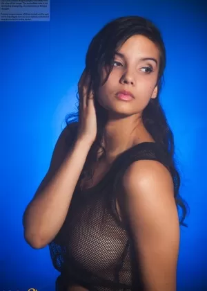 Индийская милфа Прия Анджали Рай работает своими фальшивыми сиськами, освобождая киску от короткого платья