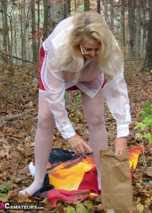 Сексуальная бизнесвумен за 30 Дороти Блэк раздевается перед офисной мастурбацией