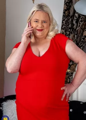 Зрелая блондинка толстушки мастурбирует секс-игрушкой в чулочно-носочных изделиях выше колена