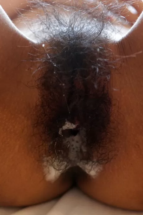 Стройную азиатку с длинными рыжими волосами и волосатой муфтой трахают в стиле POV