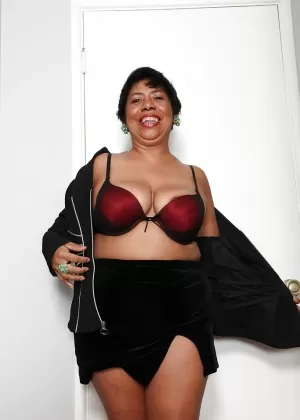 Латиноамериканскую милфу толстушки Карессу Селесту насадили на толстый член и трахнули