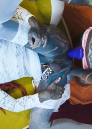 Фемдом цыпочка Алина привязывает мужчину страпоном, играя задницей во время анального траха