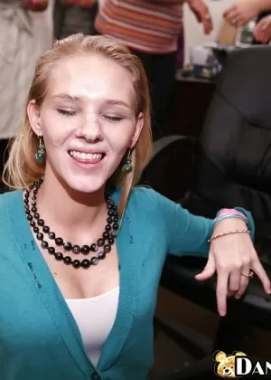 Возбужденный парень получает удовольствие от своего члена от красоток в офисной одежде