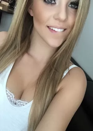 Любительская модель Кали Роуз делает селфи в различных предметах нижнего белья 39057028