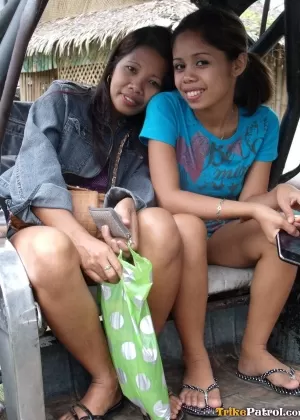 Бисексуальные филиппинки Тиа и Венг занимаются сексом втроем с секс-туристом