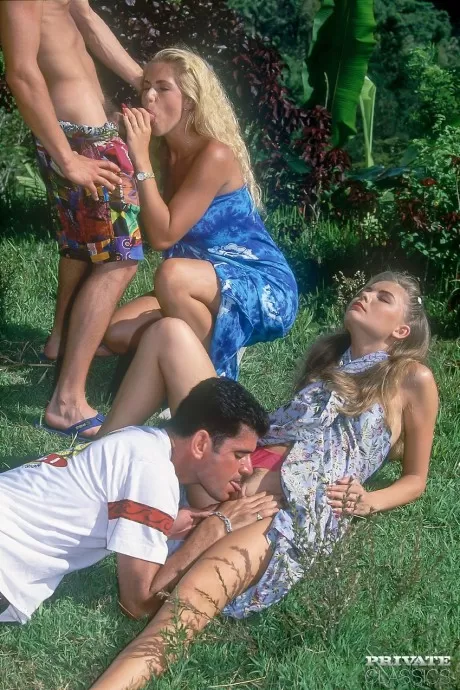 Горячие светловолосые винтажные шлюшки широко раскрываются, чтобы получить горячий глоток в групповом сексе на открытом воздухе