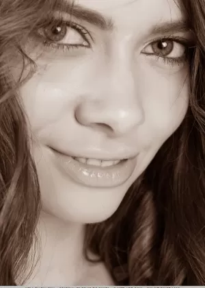 Сладкая молоденькая Кей А расхваливает свою сексуальную попку, когда не показывает свою подстриженную муфту