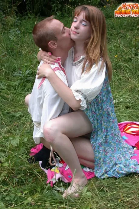 Русская рыжеволосая девушка скачет верхом на члене своего парня во время секса в высокой траве