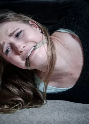 Белая девушка Эшли Лейн терпит унизительный сеанс бондажа в лесу