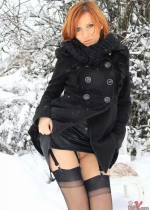 Белая девушка с большой задницей берет в рот два члена во время жесткого траха