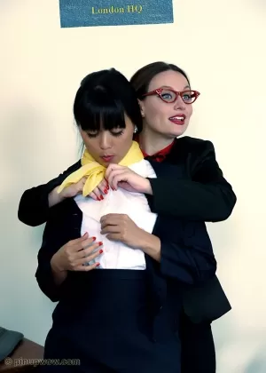 Мама и падчерица дуэтом трахают кучу парней и друг друга тоже