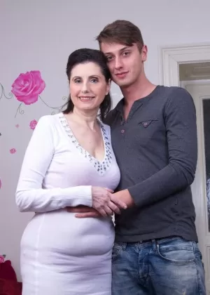 Возбужденная пожилая пума освобождает свои отвисшие сиськи, надевает короткую юбку для молодого члена