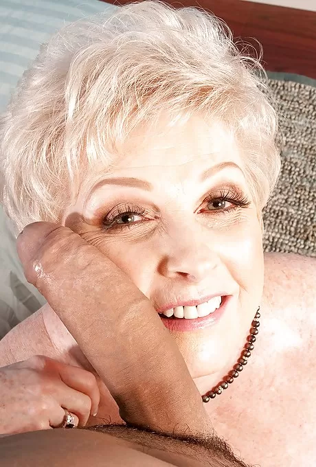 Голая бабуля Джуэл дарит огромному члену удовольствия от орального секса за пределам 7