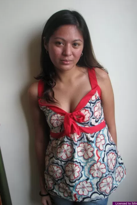 Азиатка из отдаленной фермерской деревни позирует обнаженной ради лег 1