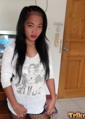 Азиатские девушки занимаются лесбийским сексом в белых гольфах поверх колен