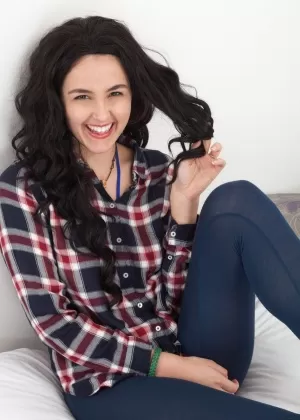 Темноволосая любительница Софи Смит встает на колени, чтобы выставить напоказ свой волосатый бобер