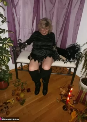 Непослушную бабушку трахает раком ее гораздо более молодой любовник