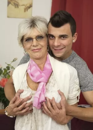 Блондинка бабушка слизывает сперму с губ после секса втроем с молодой парой