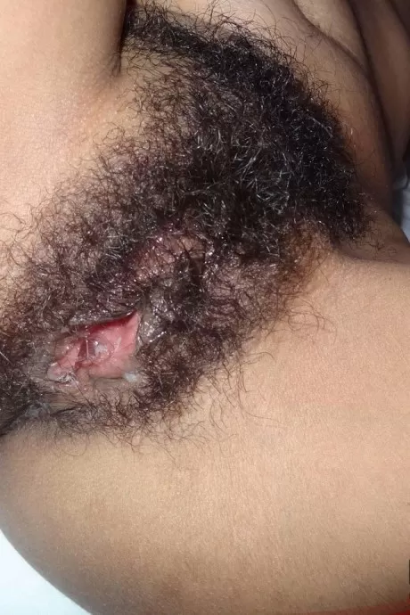 Миниатюрная азиатка лижет маленький член, прежде чем он проникает в ее натуральную киску