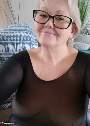 Похотливая старая бабуля Каро обнажает отвисшие большие сиськи волосатую киску крупным планом в колготках