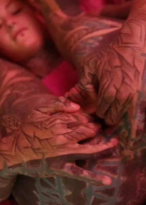 Горячая зрелая блондинка Алексис Даймондс обнажает свои упругие сиськи перед трахом пальцами