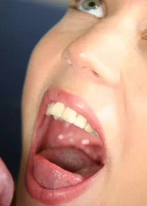 Блондинка Сью лижет и сосет член своего любовника во время съемки крупным планом