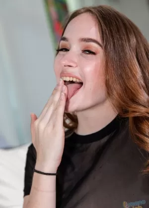 Грудастая цыпочка с большими натуральными сиськами посылает воздушный поцелуй после отсоса члена