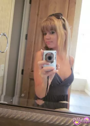 Симпатичная молодая девушка Diddylicious делает селфи топлесс в ванной комнате 96039237