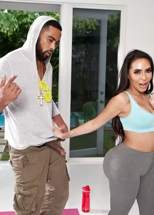 Латиноамериканская шлюха с большим задом Лела Стар делает минет на открытом воздухе в штанах из спандекса