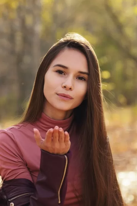 Милая русская девушка Леона Миа ест мороженое в ле 14