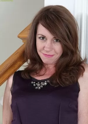 Волосатая зрелая красотка Джоани Бишоп делает красивые снимки своей задницы крупным планом