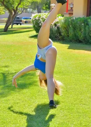 Симпатичная блондинка милашка делает развратные позы, будучи голой